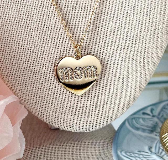 Dije de corazón con la palabra mom